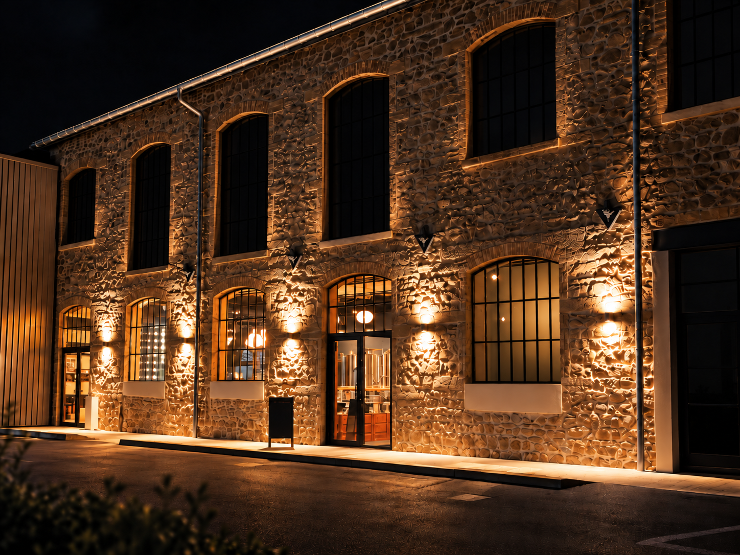 La bâtisse — façade en soirée
